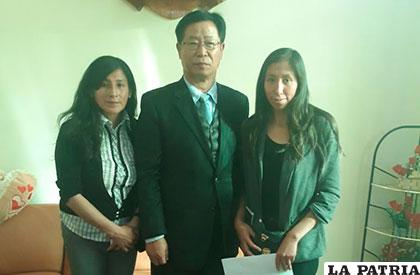 Representantes del taekwondo junto al director de Koica en Bolivia