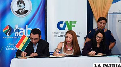 Firma de contrato de préstamo entre la CAF y el Gobierno /CAF