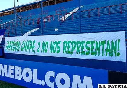 La pancarta que fue colocada en el estadio uruguayo