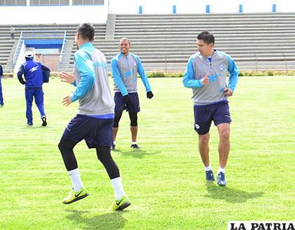 Leaños, Reinoso y Saucedo durante la práctica del equipo de San José