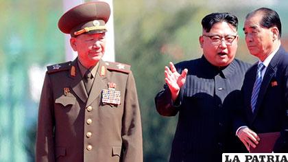 Kim Jong-gak (izq.) junto al dictador Kim Jong-un