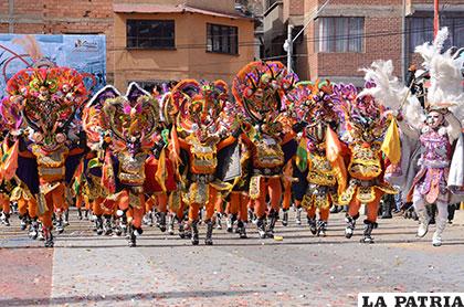 Paso de la Diablada Auténtica por la Avenida Cívica