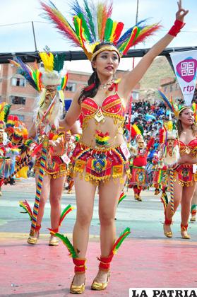 Hermosa presencia femenina en el Carnaval de Oruro
