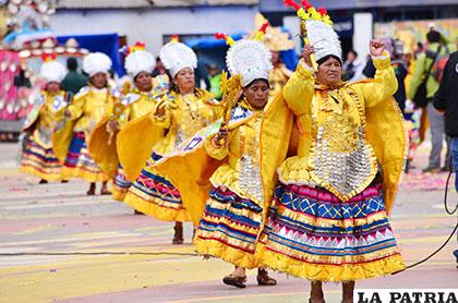 El paso cansino y lento se realiza con los brazos extendidos hacia el sol