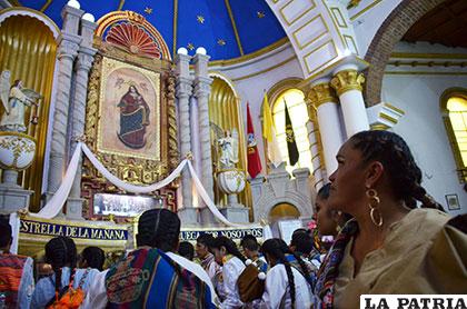 Miles de devotos se rindieron a los pies de la Virgen del Socavón para decirle: 