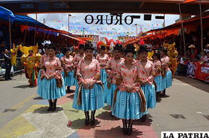 Danzarinas detuvieron su paso en la avenida 6 de Agosto para entonar las 
notas del Himno a Oruro