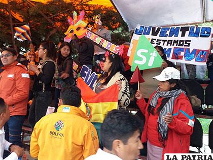 Jóvenes del MAS con varios carteles de apoyo a Evo