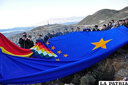 Oruro hizo el 2017 una bandera con proporciones considerables en el cerro Pie de Gallo
