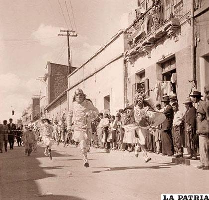 Los diablos guiados por el ángel, característica del Carnaval de Oruro /ALTATIERRADELOSURUS.COM