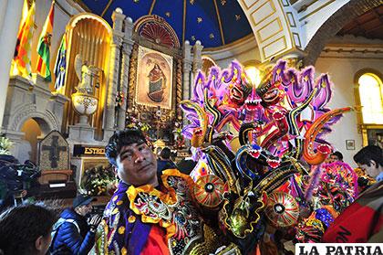 En el Carnaval de Oruro los diablos se rinden a los pies de la Virgen del Socavón