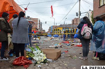 Un arreglo floral en el lugar donde murieron ocho personas muestra el dolor que se vive en el sector