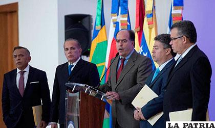 El opositor venezolano Julio Borges (Centro)