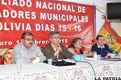 El directorio de la Federación Nacional de Trabajadores Municipales de Bolivia durante la Asamblea en Oruro