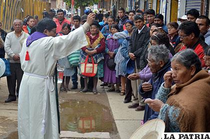 El sacerdote bendijo a la familia de las víctimas y a los vecinos al concluir la eucaristía