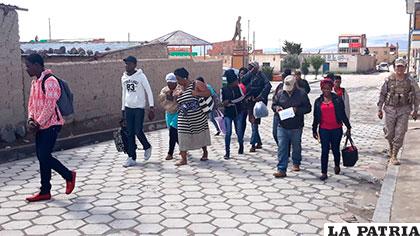 Los súbditos haitianos son escoltados por efectivos de la Dinafron