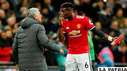 José Mourinho brinda instrucciones a Paul Pogba en un partido del Manchester United