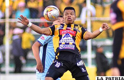 Edis Ibargüen domina el balón, fue autor del segundo gol del 