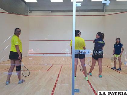 Durante su participación en una competencia internacional en dobles