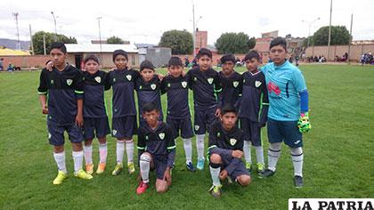 Parte de los integrantes de la Escuela de Fútbol Surcar