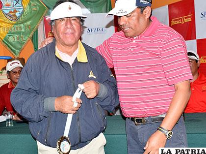 Valdivia entrega la medalla del primer puesto a Paniagua