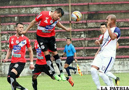Luis Torrico jugador de Nacional Potosí le pega de cabeza ante la mirada de Anderson Gonzaga