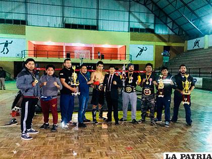 Ganadores del certamen de kick boxing desarrollado en Oruro