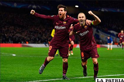 Messi, autor del gol del empate, celebra con su compañero Iniesta
