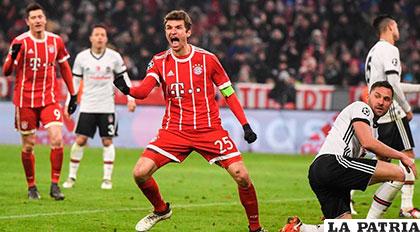 Thomas Müller anotó dos goles para la victoria de Bayern 5-0