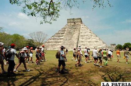 Monumentos que edificaron los mayas están hechos de roca caliza que al entrar en contacto con esta lluvia se disuelve