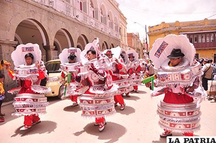 Bordadores se alistan para bailar el 10 de marzo por la Virgen del Socavón /Archivo