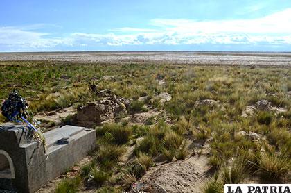 El cementerio del pueblo mira a un seco lago Poopó