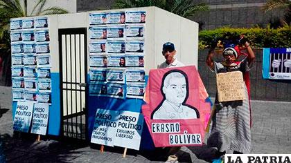Personas en las calles de Caracas con pancartas para pedir la libertad de 
