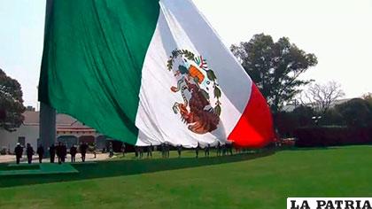 Enseña mexicana izada al revés en Día de la Bandera
