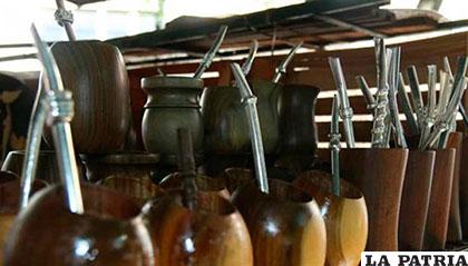 Termos, guampas y bombillas para beber tereré, la bebida tradicional del Paraguay