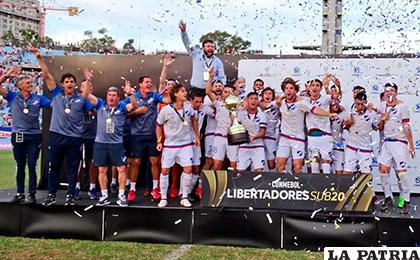 Celebran con el trofeo de campeón, los jugadores del Nacional uruguayo