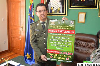 El Comandante Departamental de la Policía con el afiche que será colocado en diferentes lugres de la ciudad y terminales de transporte