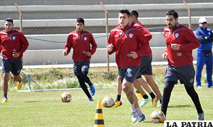 Villegas observa el trabajo de sus dirigidos, Suárez y García entre ellos