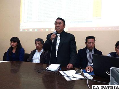 Eduardo García entregó los ítems respectivos a los directores distritales