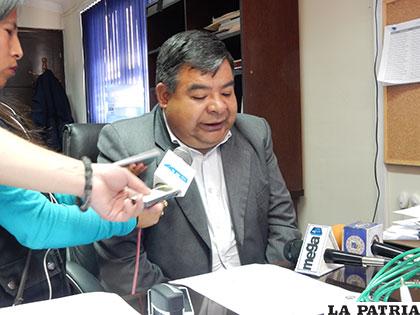 Fiscal departamental de Oruro, Mario Rocha, informando acerca de los avances de las explosiones.