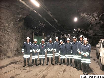 Delegación en una mina de Suecia que representa la minería sostenible