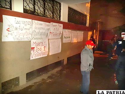 Los familiares pegaron carteles en señal de protesta por lo ocurrido /LA PATRIA