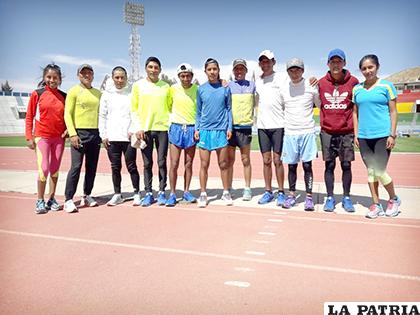 Atletas orureños se entrenan en la pista del estadio 