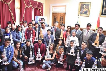 La entrega de Faros de Oro y Plata finalizó con un brindis y la foto oficial