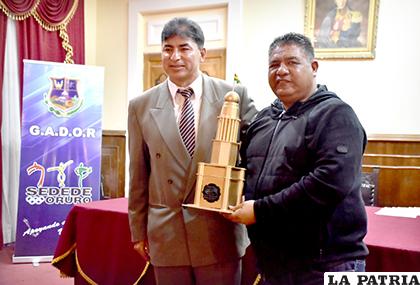 Wilson Martínez recibe el Faro de Oro, por el mérito San José campeón /Cortesía Gad-Or