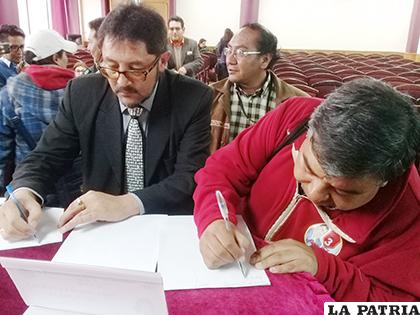 Candidatos asistentes firmando el acta de designación de jurados /LA PATRIA