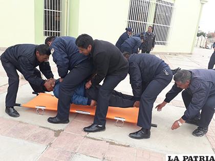 Los guardias municipales realizando un ejercicio de primeros auxilios /LA PATRIA