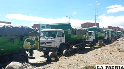 Camiones recolectores de basura en El Alto /Página Siete