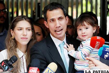 Guaidó brinda declaraciones después de llegar a su hogar /HERALDO