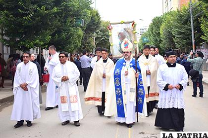 Autoridades religiosas encabezaron la procesión por la Virgen Candelaria / LA PATRIA/Reynaldo Bellota