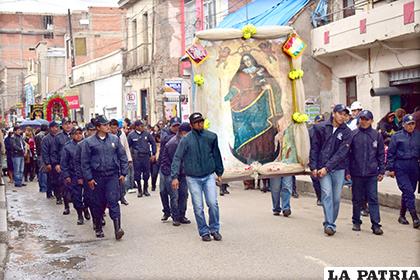 Réplicas de la Virgen del Socavón recorrieron las calles de la ciudad / LA PATRIA/Reynaldo Bellota
